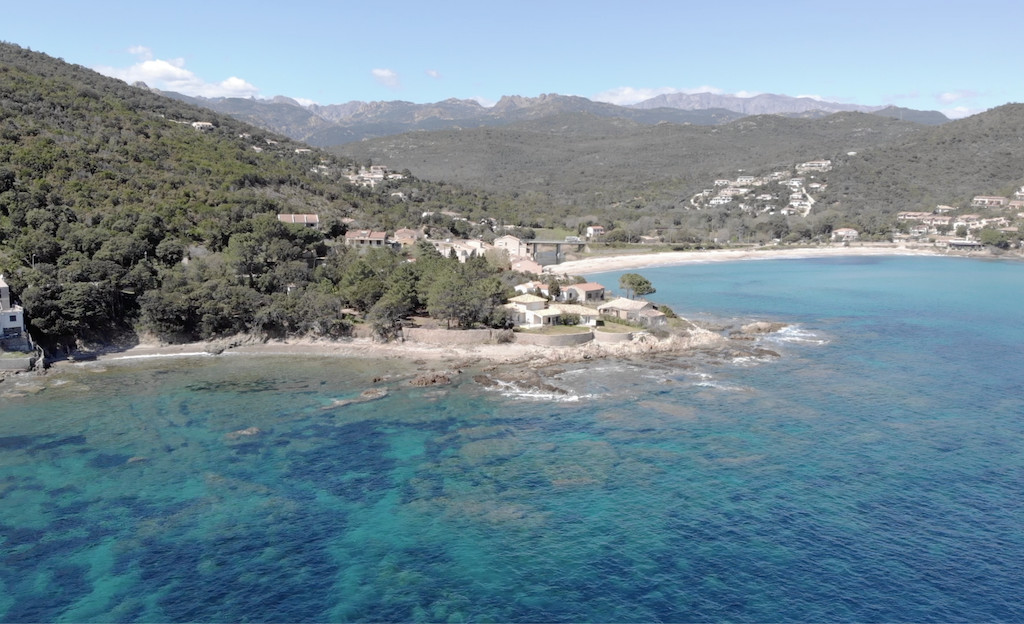 PIEDS DANS L'EAU ! Terrain à bâtir VIABILISÉ avec VUE MER PANORAMIQUE disposant d'un CABANON EXISTANT (viabilisé), Tarco. PIEDS DANS L'EAU ! Terrain à bâtir VIABILISÉ avec VUE MER PANORAMIQUE disposant d'un CABANON EXISTANT (viabilisé), Tarco.