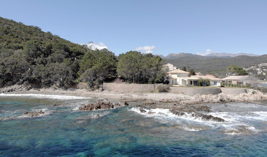 PIEDS DANS L'EAU ! Terrain à bâtir VIABILISÉ avec VUE MER PANORAMIQUE disposant d'un CABANON EXISTANT (viabilisé), Tarco. PIEDS DANS L'EAU ! Terrain à bâtir VIABILISÉ avec VUE MER PANORAMIQUE disposant d'un CABANON EXISTANT (viabilisé), Tarco.