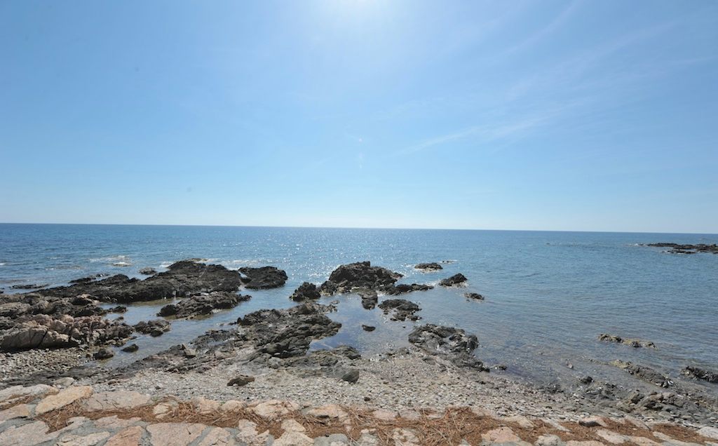 PIEDS DANS L'EAU ! Terrain à bâtir VIABILISÉ avec VUE MER PANORAMIQUE disposant d'un CABANON EXISTANT (viabilisé), Tarco. PIEDS DANS L'EAU ! Terrain à bâtir VIABILISÉ avec VUE MER PANORAMIQUE disposant d'un CABANON EXISTANT (viabilisé), Tarco.