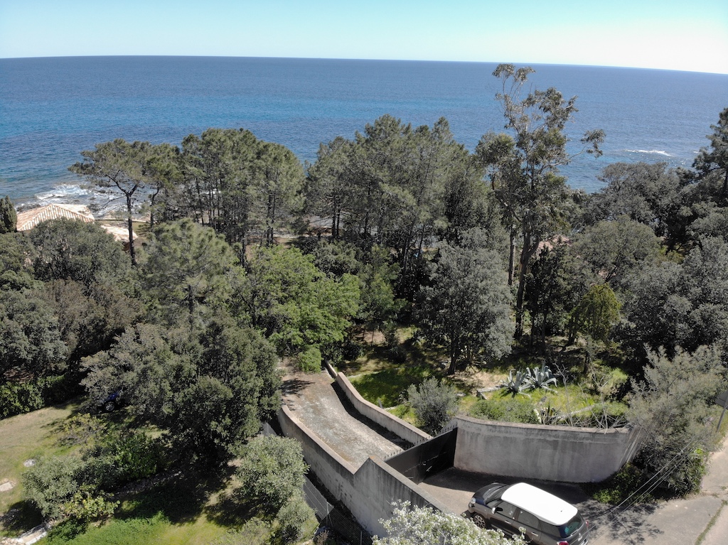 PIEDS DANS L'EAU ! Terrain à bâtir VIABILISÉ avec VUE MER PANORAMIQUE disposant d'un CABANON EXISTANT (viabilisé), Tarco. PIEDS DANS L'EAU ! Terrain à bâtir VIABILISÉ avec VUE MER PANORAMIQUE disposant d'un CABANON EXISTANT (viabilisé), Tarco.