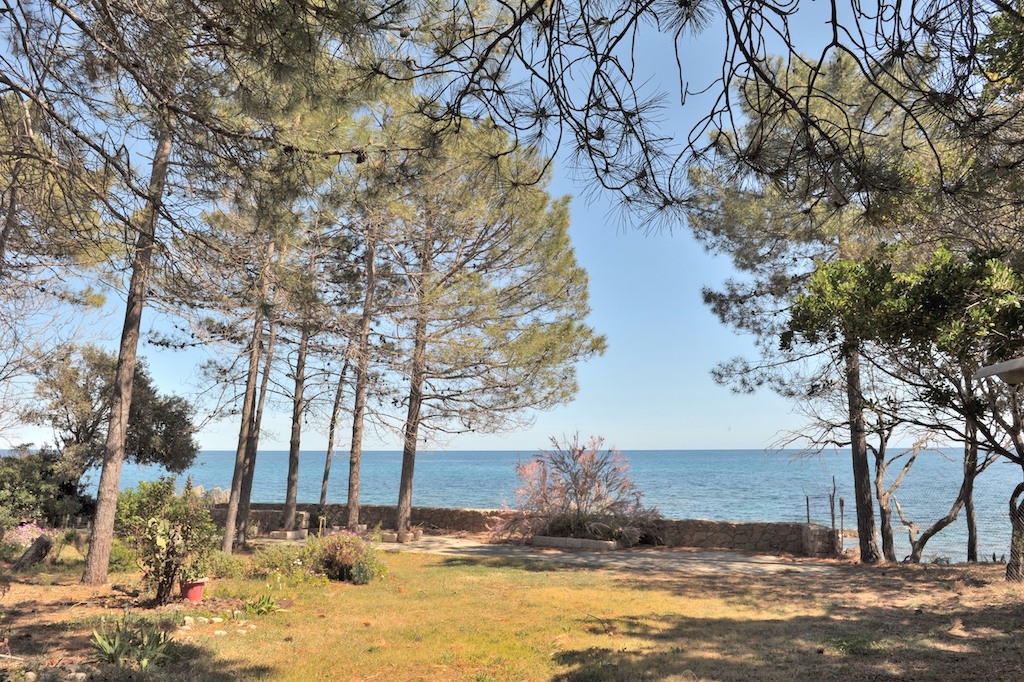 PIEDS DANS L'EAU ! Terrain à bâtir VIABILISÉ avec VUE MER PANORAMIQUE disposant d'un CABANON EXISTANT (viabilisé), Tarco. PIEDS DANS L'EAU ! Terrain à bâtir VIABILISÉ avec VUE MER PANORAMIQUE disposant d'un CABANON EXISTANT (viabilisé), Tarco.