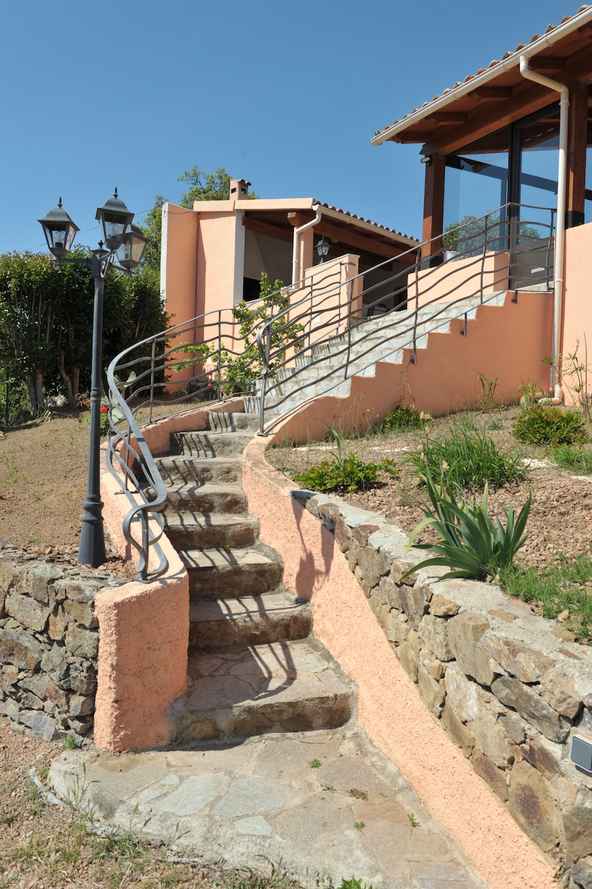 Favone: Villa T-5 VUE MER PANORAMIQUE et COMPLÈTEMENT RÉNOVÉE, à 700m. de la plage à pieds. Favone: Villa T-5 VUE MER PANORAMIQUE et COMPLÈTEMENT RÉNOVÉE, à 700m. de la plage à pieds.