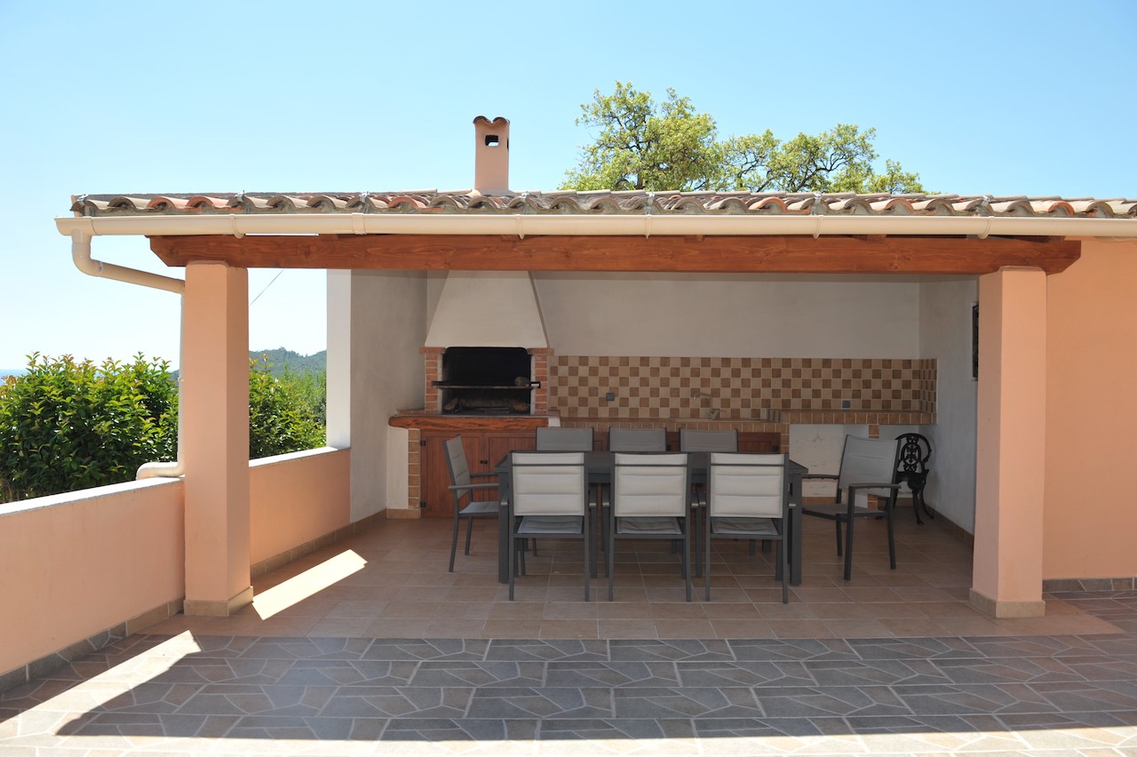 Favone: Villa T-5 VUE MER PANORAMIQUE et COMPLÈTEMENT RÉNOVÉE, à 700m. de la plage à pieds. Favone: Villa T-5 VUE MER PANORAMIQUE et COMPLÈTEMENT RÉNOVÉE, à 700m. de la plage à pieds.