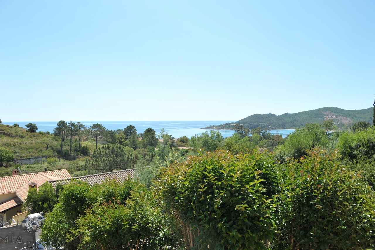 Favone: Villa T-5 VUE MER PANORAMIQUE et COMPLÈTEMENT RÉNOVÉE, à 700m. de la plage à pieds. Favone: Villa T-5 VUE MER PANORAMIQUE et COMPLÈTEMENT RÉNOVÉE, à 700m. de la plage à pieds.