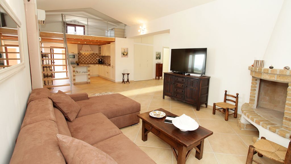 Favone: Villa T-5 VUE MER PANORAMIQUE et COMPLÈTEMENT RÉNOVÉE, à 700m. de la plage à pieds. Favone: Villa T-5 VUE MER PANORAMIQUE et COMPLÈTEMENT RÉNOVÉE, à 700m. de la plage à pieds.