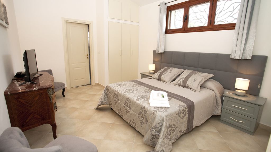 Favone: Villa T-5 VUE MER PANORAMIQUE et COMPLÈTEMENT RÉNOVÉE, à 700m. de la plage à pieds. Favone: Villa T-5 VUE MER PANORAMIQUE et COMPLÈTEMENT RÉNOVÉE, à 700m. de la plage à pieds.