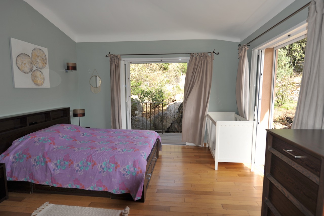 Secteur Trinité de Porto-Vecchio/Route de Cala Rossa: VILLA CONTEMPORAINE T-10 récente avec PISCINE et POOL-HOUSE, comprenant un appartement T-3 indépendant. Secteur Trinité de Porto-Vecchio/Route de Cala Rossa: VILLA CONTEMPORAINE T-10 récente avec PISCINE et POOL-HOUSE, comprenant un appartement T-3 indépendant.