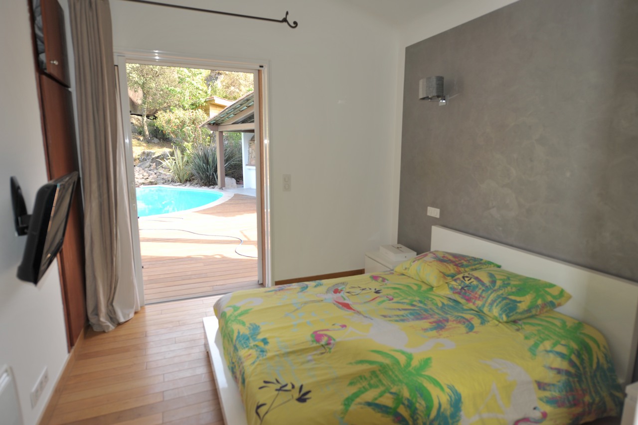 Secteur Trinité de Porto-Vecchio/Route de Cala Rossa: VILLA CONTEMPORAINE T-10 récente avec PISCINE et POOL-HOUSE, comprenant un appartement T-3 indépendant. Secteur Trinité de Porto-Vecchio/Route de Cala Rossa: VILLA CONTEMPORAINE T-10 récente avec PISCINE et POOL-HOUSE, comprenant un appartement T-3 indépendant.