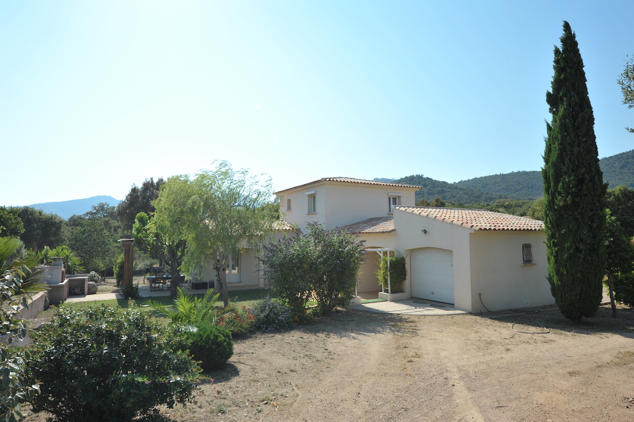 Ste Lucie de Porto-Vecchio: VILLA type 4 RÉCENTE + garage. Ste Lucie de Porto-Vecchio: VILLA type 4 RÉCENTE + garage.