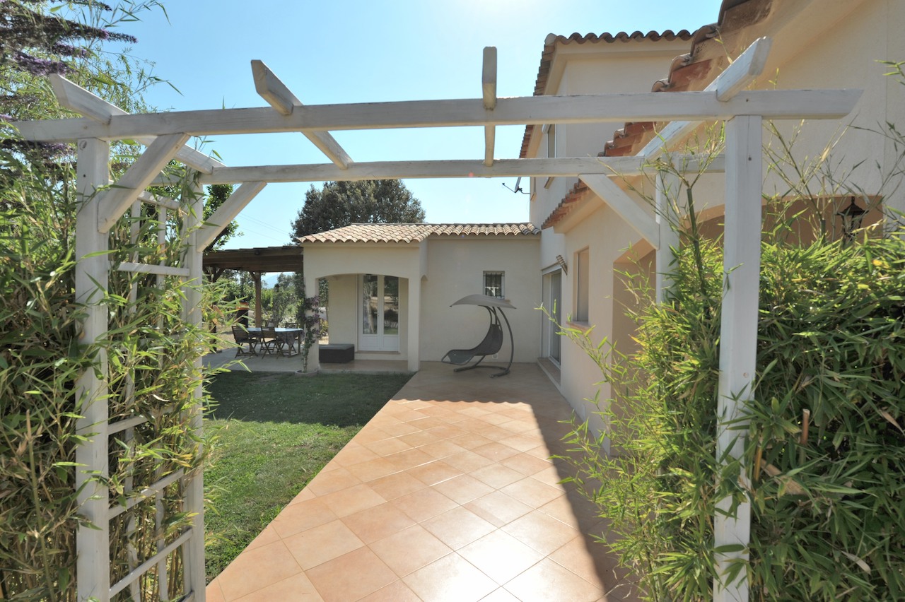 Ste Lucie de Porto-Vecchio: VILLA type 4 RÉCENTE + garage. Ste Lucie de Porto-Vecchio: VILLA type 4 RÉCENTE + garage.
