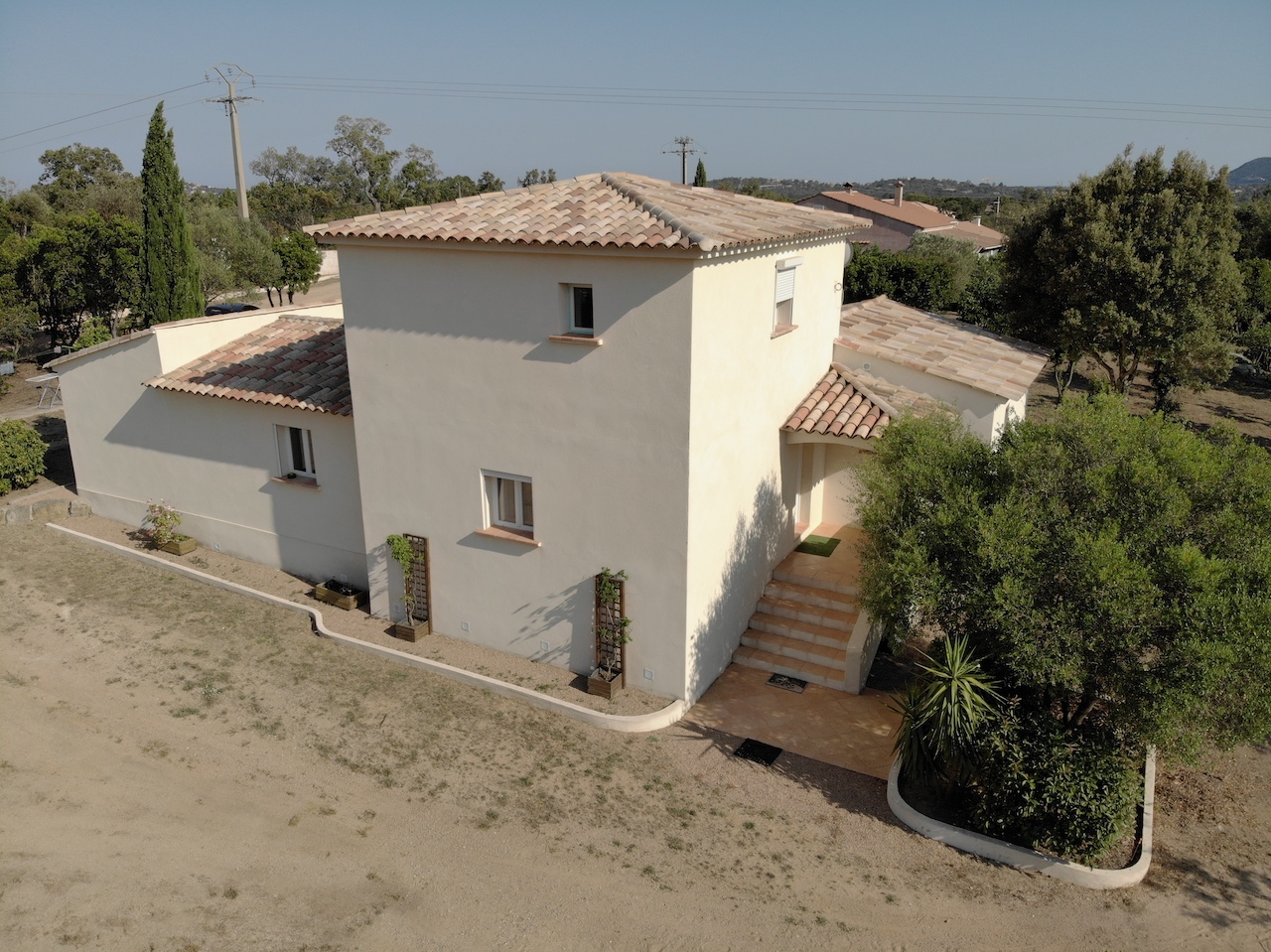 Ste Lucie de Porto-Vecchio: VILLA type 4 RÉCENTE + garage. Ste Lucie de Porto-Vecchio: VILLA type 4 RÉCENTE + garage.