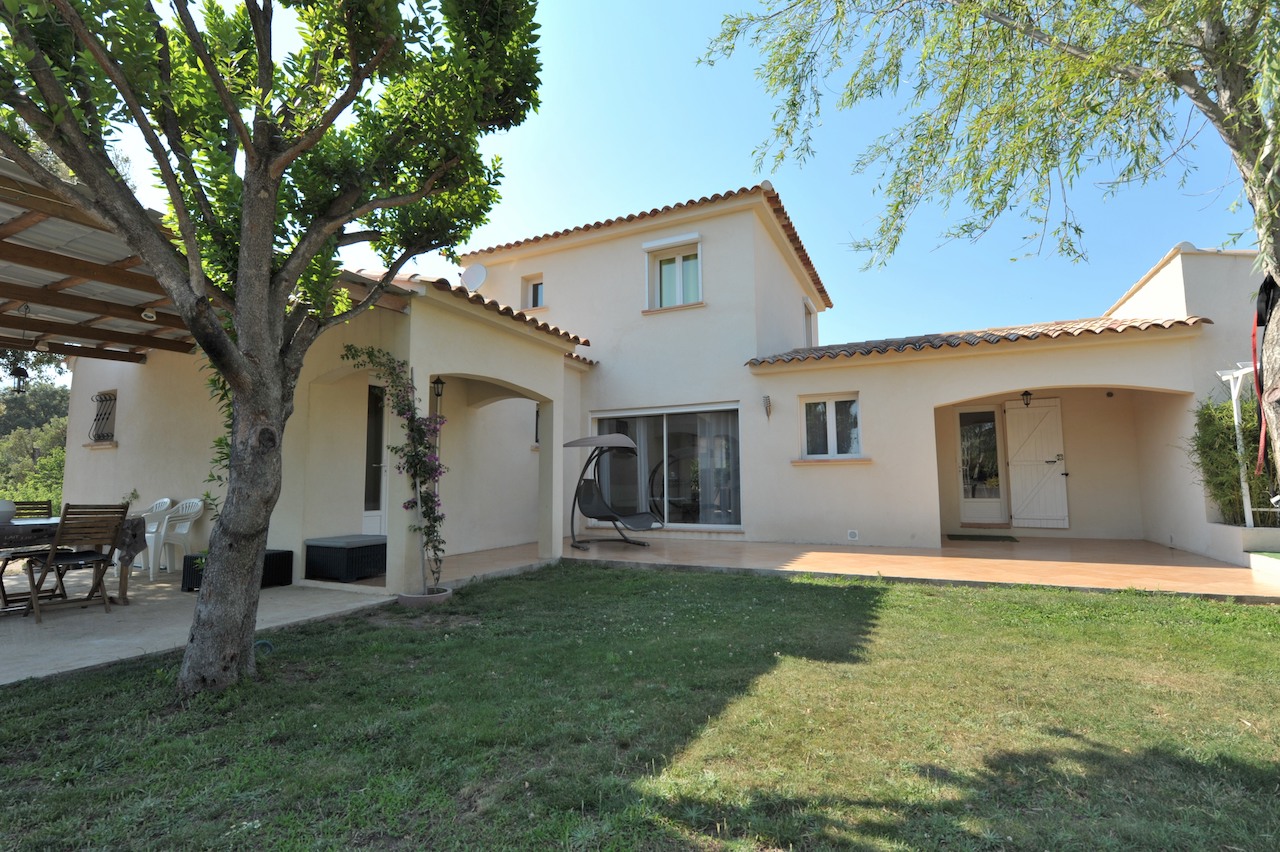 Ste Lucie de Porto-Vecchio: VILLA type 4 RÉCENTE + garage. Ste Lucie de Porto-Vecchio: VILLA type 4 RÉCENTE + garage.