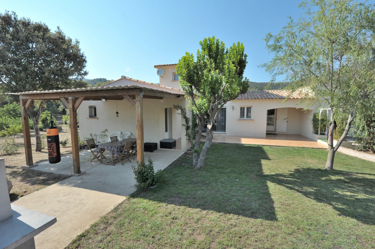 Ste Lucie de Porto-Vecchio: VILLA type 4 RÉCENTE + garage. Ste Lucie de Porto-Vecchio: VILLA type 4 RÉCENTE + garage.