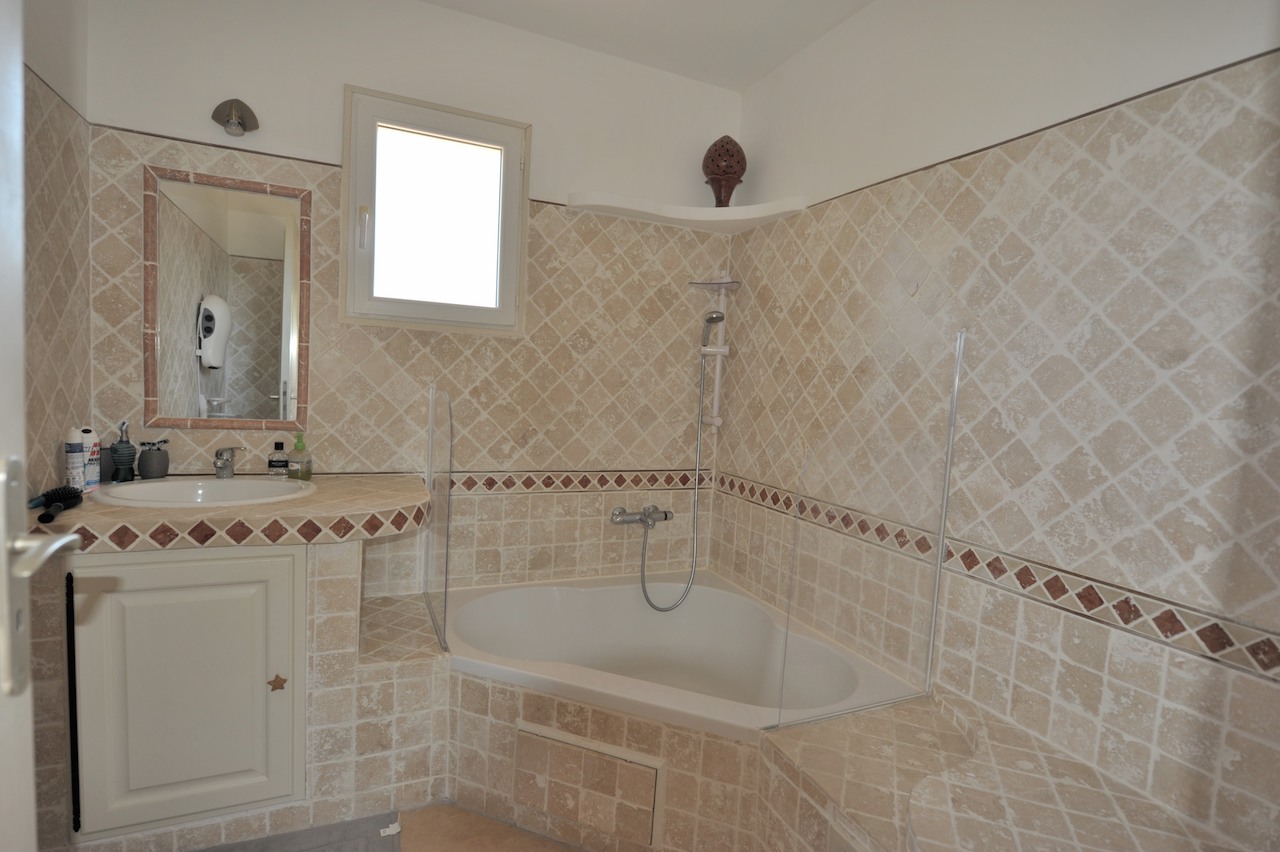 Ste Lucie de Porto-Vecchio: VILLA type 4 RÉCENTE + garage. Ste Lucie de Porto-Vecchio: VILLA type 4 RÉCENTE + garage.