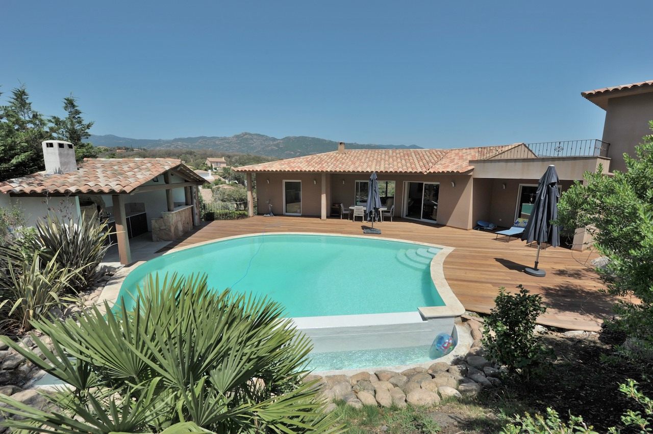 Secteur Trinité de Porto-Vecchio/Route de Cala Rossa: VILLA CONTEMPORAINE T-10 récente avec PISCINE et POOL-HOUSE, comprenant un appartement T-3 indépendant. Secteur Trinité de Porto-Vecchio/Route de Cala Rossa: VILLA CONTEMPORAINE T-10 récente avec PISCINE et POOL-HOUSE, comprenant un appartement T-3 indépendant.