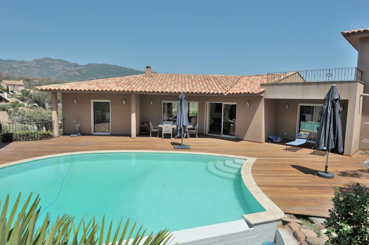 Secteur Trinité de Porto-Vecchio/Route de Cala Rossa: VILLA CONTEMPORAINE T-10 récente avec PISCINE et POOL-HOUSE, comprenant un appartement T-3 indépendant. Secteur Trinité de Porto-Vecchio/Route de Cala Rossa: VILLA CONTEMPORAINE T-10 récente avec PISCINE et POOL-HOUSE, comprenant un appartement T-3 indépendant.