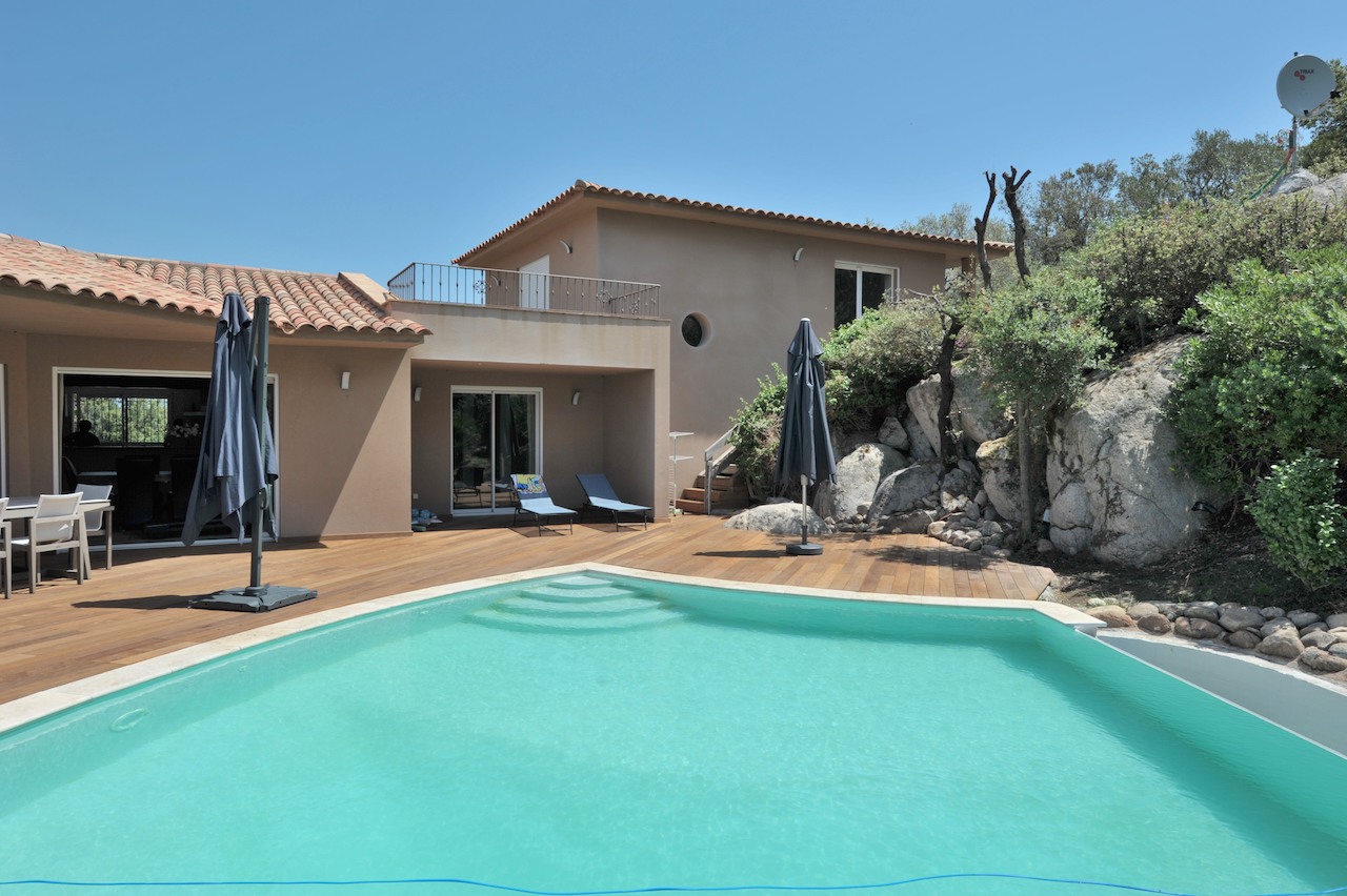 Secteur Trinité de Porto-Vecchio/Route de Cala Rossa: VILLA CONTEMPORAINE T-10 récente avec PISCINE et POOL-HOUSE, comprenant un appartement T-3 indépendant. Secteur Trinité de Porto-Vecchio/Route de Cala Rossa: VILLA CONTEMPORAINE T-10 récente avec PISCINE et POOL-HOUSE, comprenant un appartement T-3 indépendant.