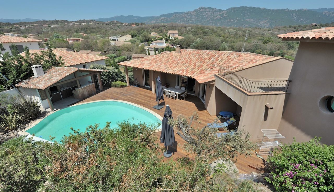 Secteur Trinité de Porto-Vecchio/Route de Cala Rossa: VILLA CONTEMPORAINE T-10 récente avec PISCINE et POOL-HOUSE, comprenant un appartement T-3 indépendant. Secteur Trinité de Porto-Vecchio/Route de Cala Rossa: VILLA CONTEMPORAINE T-10 récente avec PISCINE et POOL-HOUSE, comprenant un appartement T-3 indépendant.