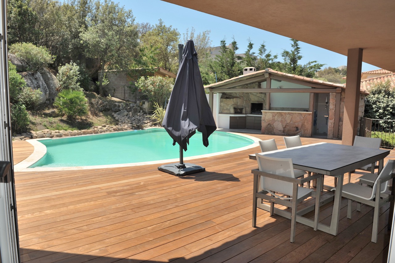 Secteur Trinité de Porto-Vecchio/Route de Cala Rossa: VILLA CONTEMPORAINE T-10 récente avec PISCINE et POOL-HOUSE, comprenant un appartement T-3 indépendant. Secteur Trinité de Porto-Vecchio/Route de Cala Rossa: VILLA CONTEMPORAINE T-10 récente avec PISCINE et POOL-HOUSE, comprenant un appartement T-3 indépendant.