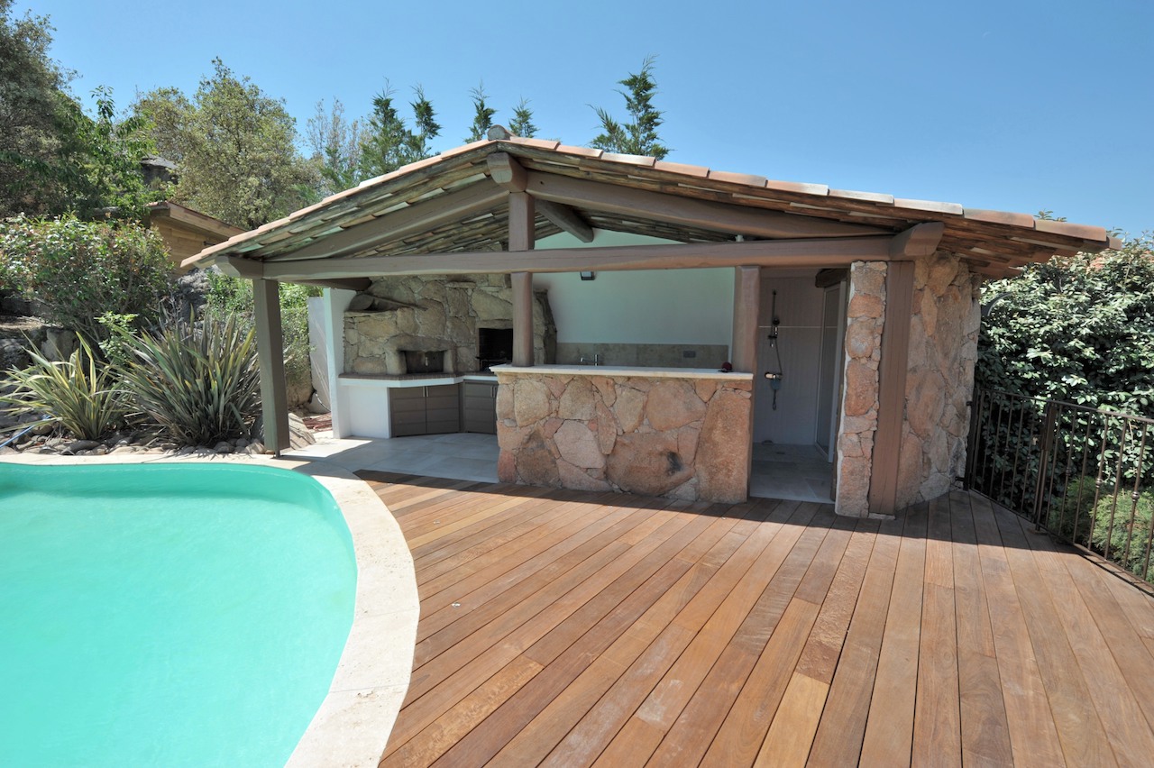 Secteur Trinité de Porto-Vecchio/Route de Cala Rossa: VILLA CONTEMPORAINE T-10 récente avec PISCINE et POOL-HOUSE, comprenant un appartement T-3 indépendant. Secteur Trinité de Porto-Vecchio/Route de Cala Rossa: VILLA CONTEMPORAINE T-10 récente avec PISCINE et POOL-HOUSE, comprenant un appartement T-3 indépendant.