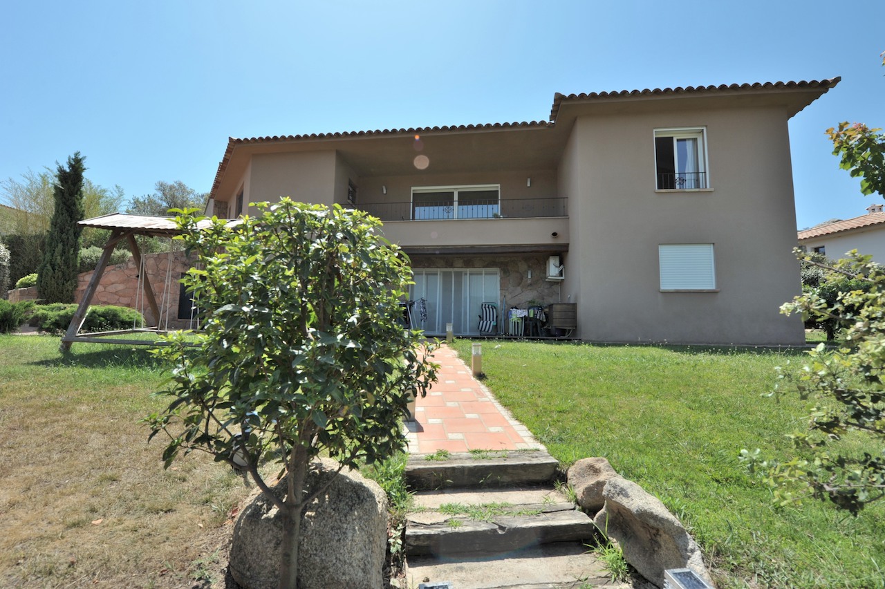 Secteur Trinité de Porto-Vecchio/Route de Cala Rossa: VILLA CONTEMPORAINE T-10 récente avec PISCINE et POOL-HOUSE, comprenant un appartement T-3 indépendant. Secteur Trinité de Porto-Vecchio/Route de Cala Rossa: VILLA CONTEMPORAINE T-10 récente avec PISCINE et POOL-HOUSE, comprenant un appartement T-3 indépendant.