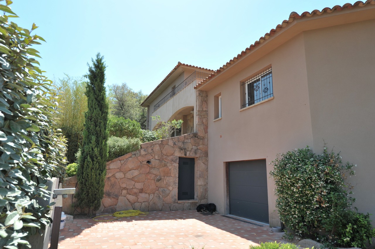 Secteur Trinité de Porto-Vecchio/Route de Cala Rossa: VILLA CONTEMPORAINE T-10 récente avec PISCINE et POOL-HOUSE, comprenant un appartement T-3 indépendant. Secteur Trinité de Porto-Vecchio/Route de Cala Rossa: VILLA CONTEMPORAINE T-10 récente avec PISCINE et POOL-HOUSE, comprenant un appartement T-3 indépendant.