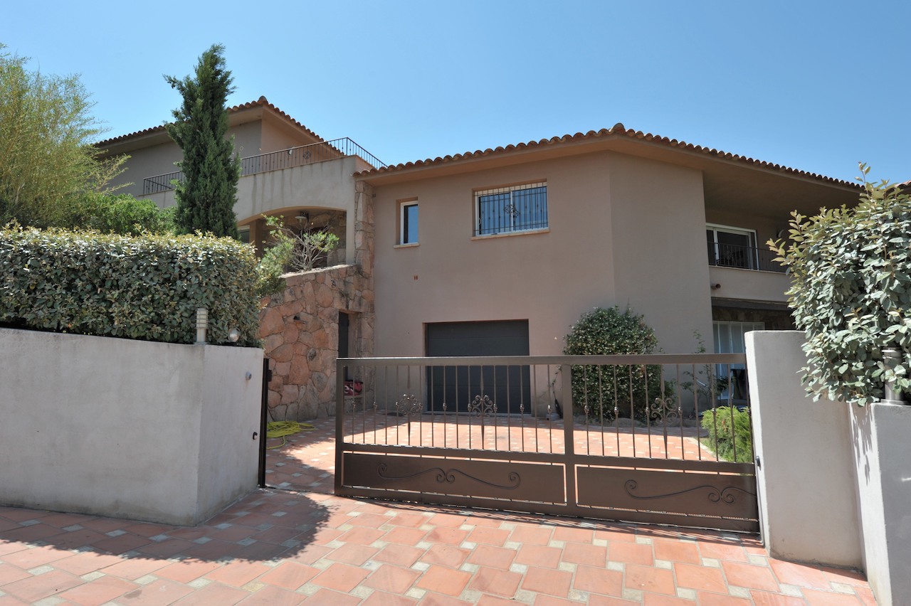 Secteur Trinité de Porto-Vecchio/Route de Cala Rossa: VILLA CONTEMPORAINE T-10 récente avec PISCINE et POOL-HOUSE, comprenant un appartement T-3 indépendant. Secteur Trinité de Porto-Vecchio/Route de Cala Rossa: VILLA CONTEMPORAINE T-10 récente avec PISCINE et POOL-HOUSE, comprenant un appartement T-3 indépendant.