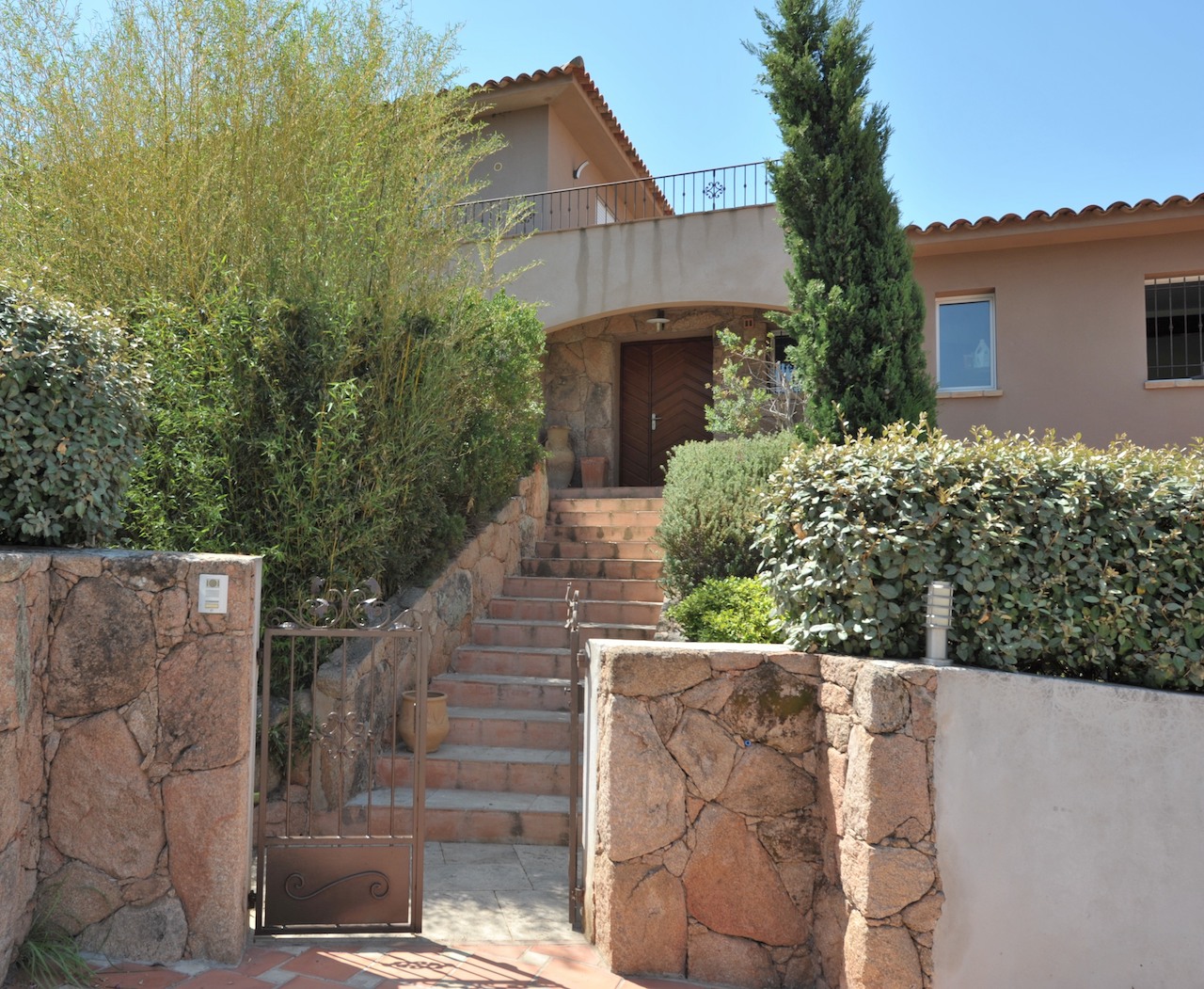 Secteur Trinité de Porto-Vecchio/Route de Cala Rossa: VILLA CONTEMPORAINE T-10 récente avec PISCINE et POOL-HOUSE, comprenant un appartement T-3 indépendant. Secteur Trinité de Porto-Vecchio/Route de Cala Rossa: VILLA CONTEMPORAINE T-10 récente avec PISCINE et POOL-HOUSE, comprenant un appartement T-3 indépendant.