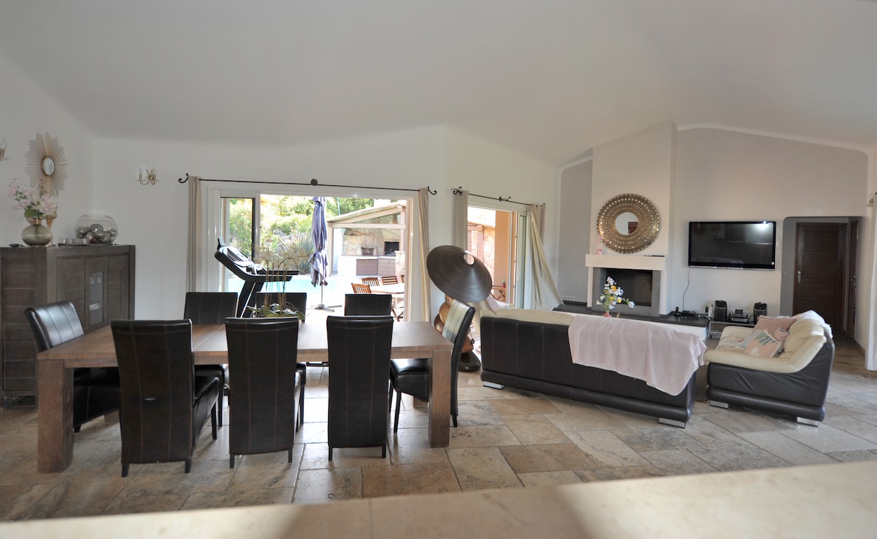 Secteur Trinité de Porto-Vecchio/Route de Cala Rossa: VILLA CONTEMPORAINE T-10 récente avec PISCINE et POOL-HOUSE, comprenant un appartement T-3 indépendant. Secteur Trinité de Porto-Vecchio/Route de Cala Rossa: VILLA CONTEMPORAINE T-10 récente avec PISCINE et POOL-HOUSE, comprenant un appartement T-3 indépendant.