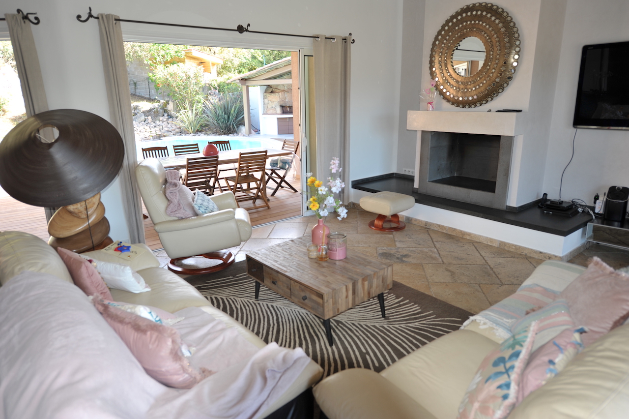 Secteur Trinité de Porto-Vecchio/Route de Cala Rossa: VILLA CONTEMPORAINE T-10 récente avec PISCINE et POOL-HOUSE, comprenant un appartement T-3 indépendant. Secteur Trinité de Porto-Vecchio/Route de Cala Rossa: VILLA CONTEMPORAINE T-10 récente avec PISCINE et POOL-HOUSE, comprenant un appartement T-3 indépendant.