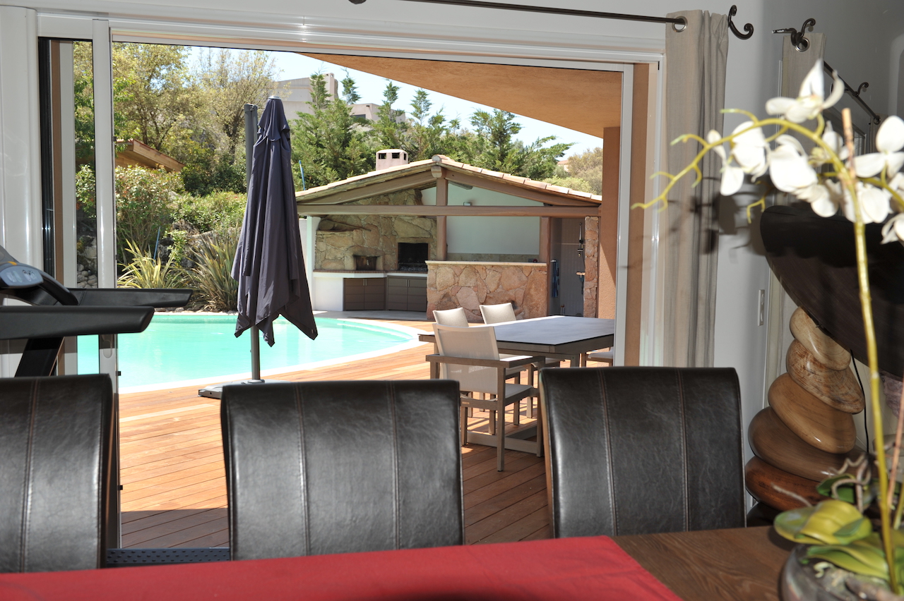 Secteur Trinité de Porto-Vecchio/Route de Cala Rossa: VILLA CONTEMPORAINE T-10 récente avec PISCINE et POOL-HOUSE, comprenant un appartement T-3 indépendant. Secteur Trinité de Porto-Vecchio/Route de Cala Rossa: VILLA CONTEMPORAINE T-10 récente avec PISCINE et POOL-HOUSE, comprenant un appartement T-3 indépendant.