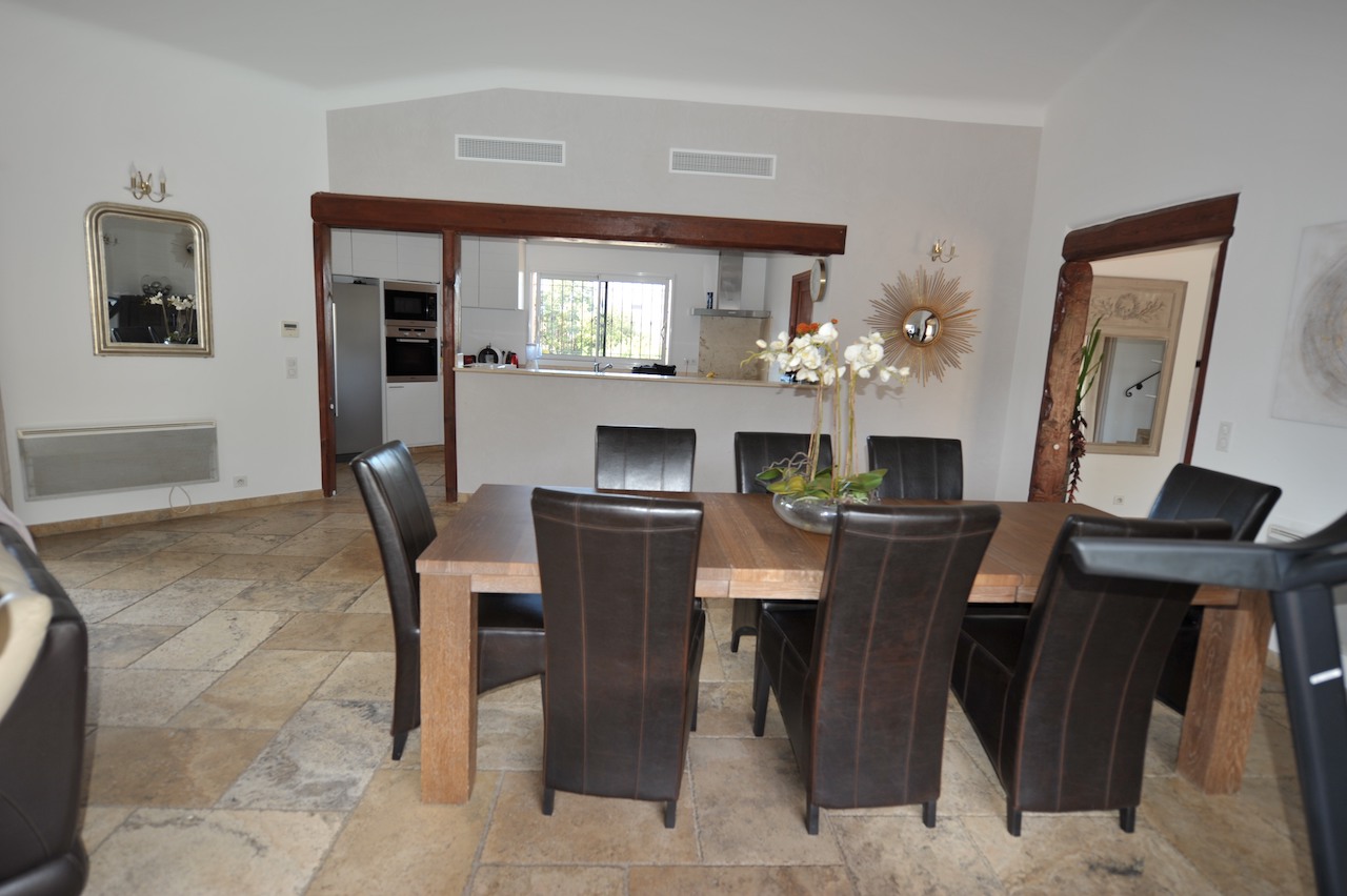 Secteur Trinité de Porto-Vecchio/Route de Cala Rossa: VILLA CONTEMPORAINE T-10 récente avec PISCINE et POOL-HOUSE, comprenant un appartement T-3 indépendant. Secteur Trinité de Porto-Vecchio/Route de Cala Rossa: VILLA CONTEMPORAINE T-10 récente avec PISCINE et POOL-HOUSE, comprenant un appartement T-3 indépendant.