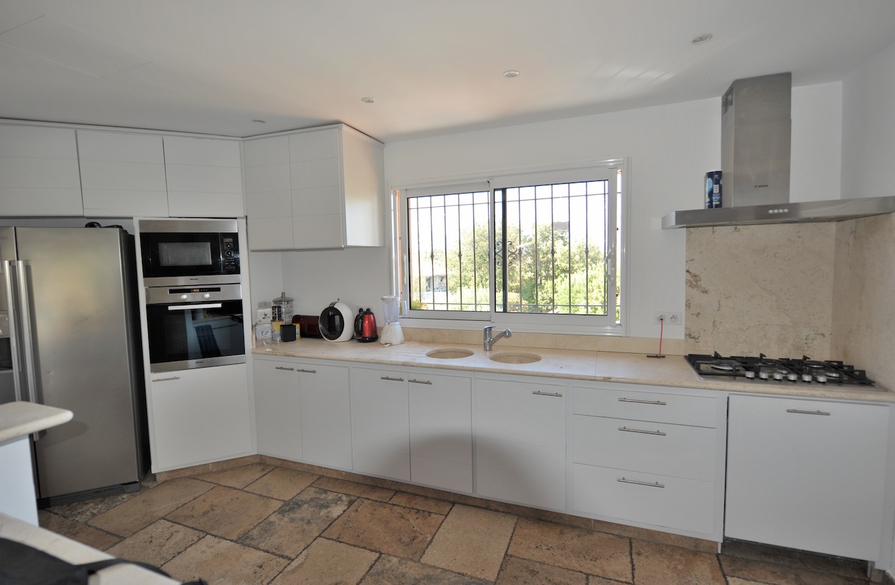 Secteur Trinité de Porto-Vecchio/Route de Cala Rossa: VILLA CONTEMPORAINE T-10 récente avec PISCINE et POOL-HOUSE, comprenant un appartement T-3 indépendant. Secteur Trinité de Porto-Vecchio/Route de Cala Rossa: VILLA CONTEMPORAINE T-10 récente avec PISCINE et POOL-HOUSE, comprenant un appartement T-3 indépendant.
