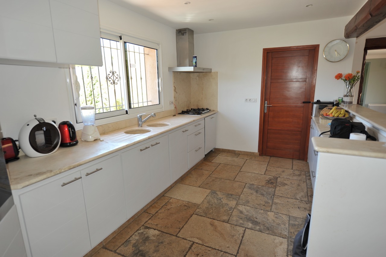 Secteur Trinité de Porto-Vecchio/Route de Cala Rossa: VILLA CONTEMPORAINE T-10 récente avec PISCINE et POOL-HOUSE, comprenant un appartement T-3 indépendant. Secteur Trinité de Porto-Vecchio/Route de Cala Rossa: VILLA CONTEMPORAINE T-10 récente avec PISCINE et POOL-HOUSE, comprenant un appartement T-3 indépendant.
