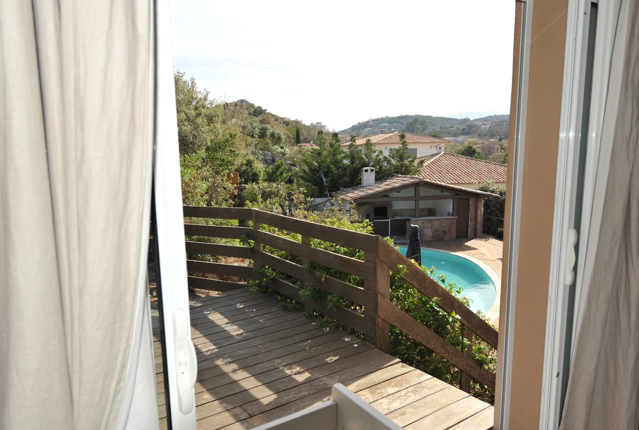 Secteur Trinité de Porto-Vecchio/Route de Cala Rossa: VILLA CONTEMPORAINE T-10 récente avec PISCINE et POOL-HOUSE, comprenant un appartement T-3 indépendant. Secteur Trinité de Porto-Vecchio/Route de Cala Rossa: VILLA CONTEMPORAINE T-10 récente avec PISCINE et POOL-HOUSE, comprenant un appartement T-3 indépendant.