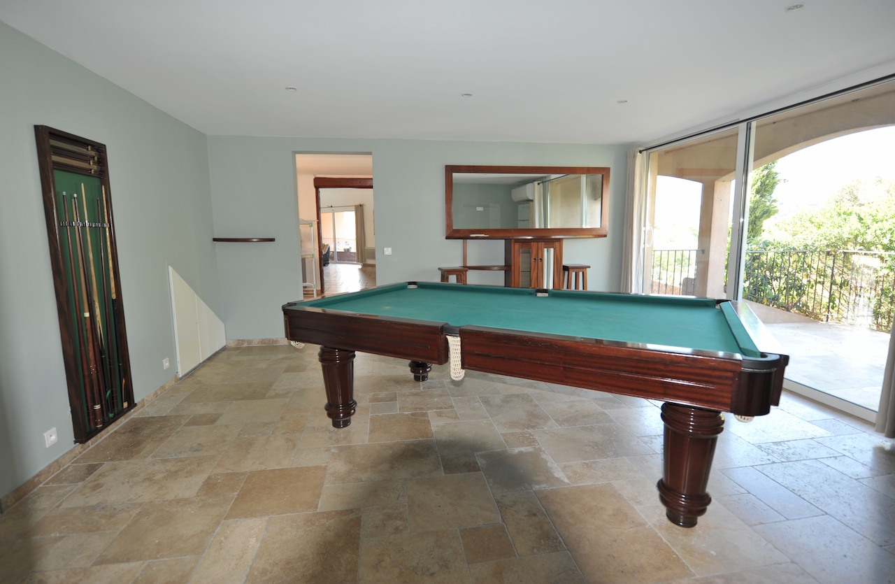 Secteur Trinité de Porto-Vecchio/Route de Cala Rossa: VILLA CONTEMPORAINE T-10 récente avec PISCINE et POOL-HOUSE, comprenant un appartement T-3 indépendant. Secteur Trinité de Porto-Vecchio/Route de Cala Rossa: VILLA CONTEMPORAINE T-10 récente avec PISCINE et POOL-HOUSE, comprenant un appartement T-3 indépendant.
