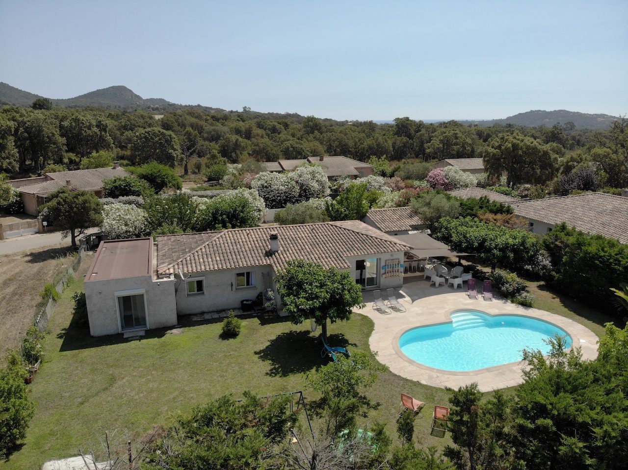 Ste Lucie de Porto-Vecchio: VILLA type 6 avec PISCINE ET COIN CUISINE D'ÉTÉ + STUDIO AMÉNAGÉ. Ste Lucie de Porto-Vecchio: VILLA type 6 avec PISCINE ET COIN CUISINE D'ÉTÉ + STUDIO AMÉNAGÉ.