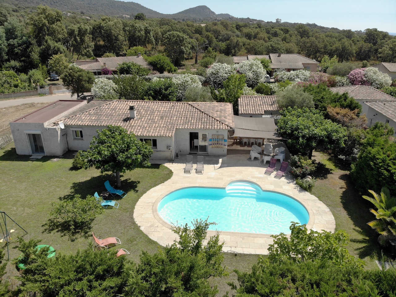 Ste Lucie de Porto-Vecchio: VILLA type 6 avec PISCINE ET COIN CUISINE D'ÉTÉ + STUDIO AMÉNAGÉ. Ste Lucie de Porto-Vecchio: VILLA type 6 avec PISCINE ET COIN CUISINE D'ÉTÉ + STUDIO AMÉNAGÉ.