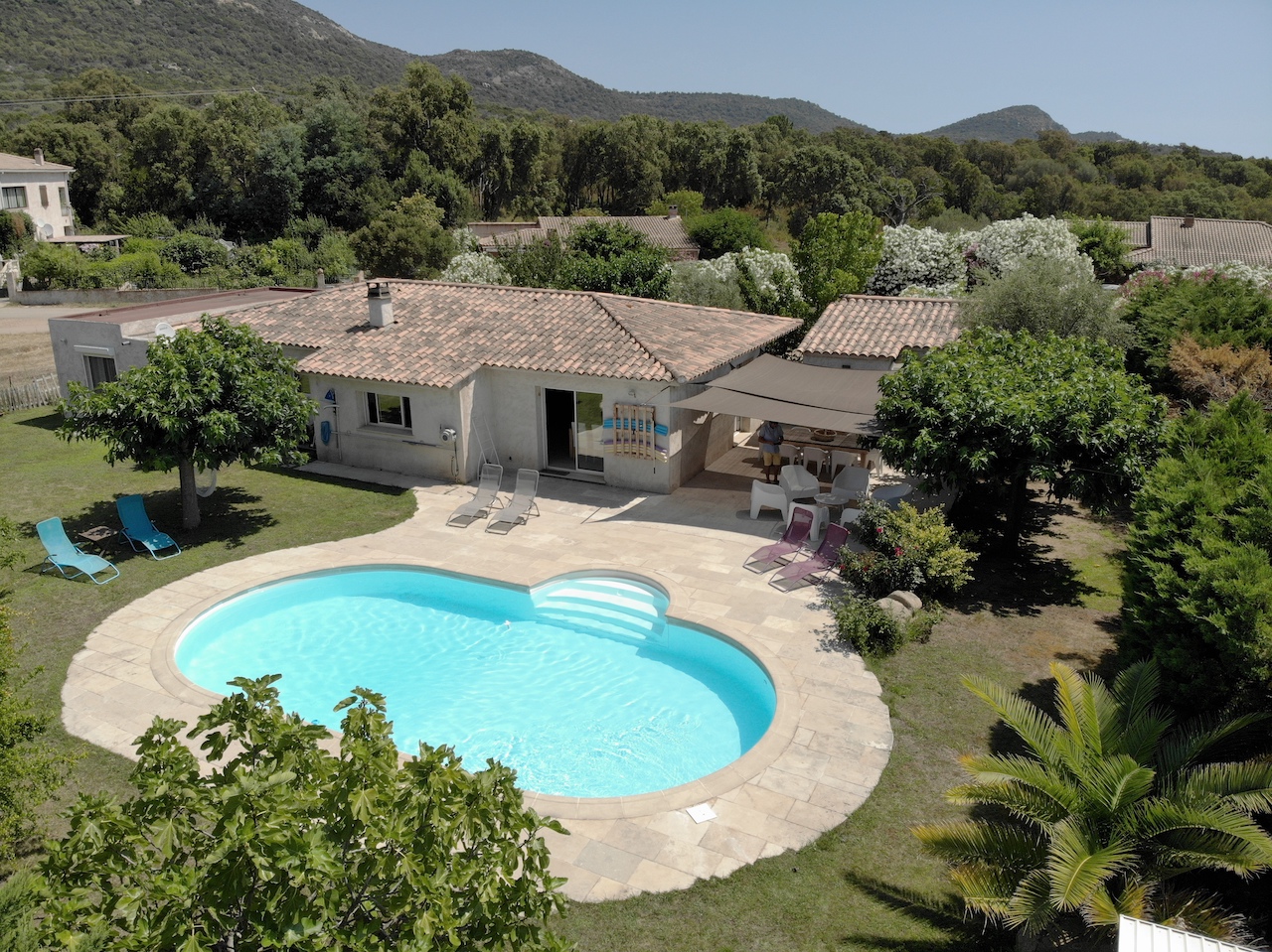 Ste Lucie de Porto-Vecchio: VILLA type 6 avec PISCINE ET COIN CUISINE D'ÉTÉ + STUDIO AMÉNAGÉ. Ste Lucie de Porto-Vecchio: VILLA type 6 avec PISCINE ET COIN CUISINE D'ÉTÉ + STUDIO AMÉNAGÉ.