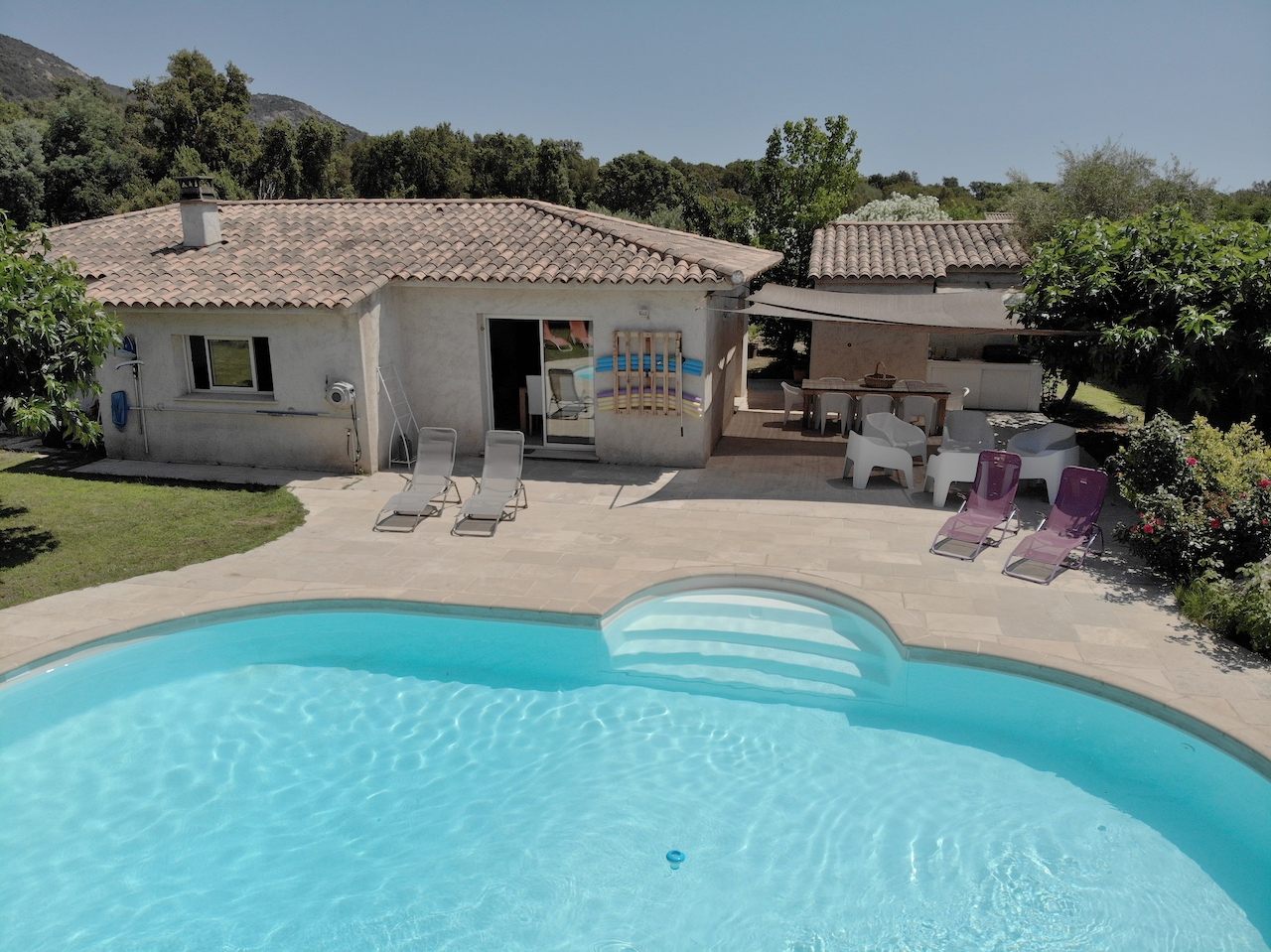 Ste Lucie de Porto-Vecchio: VILLA type 6 avec PISCINE ET COIN CUISINE D'ÉTÉ + STUDIO AMÉNAGÉ. Ste Lucie de Porto-Vecchio: VILLA type 6 avec PISCINE ET COIN CUISINE D'ÉTÉ + STUDIO AMÉNAGÉ.