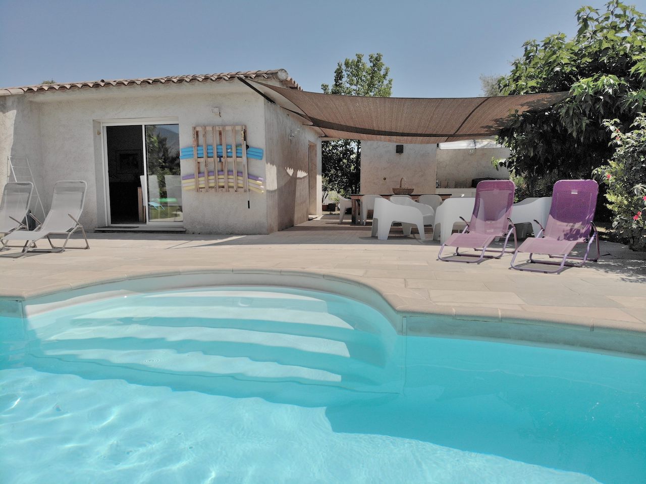 Ste Lucie de Porto-Vecchio: VILLA type 6 avec PISCINE ET COIN CUISINE D'ÉTÉ + STUDIO AMÉNAGÉ. Ste Lucie de Porto-Vecchio: VILLA type 6 avec PISCINE ET COIN CUISINE D'ÉTÉ + STUDIO AMÉNAGÉ.