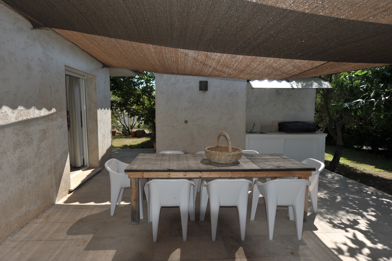 Ste Lucie de Porto-Vecchio: VILLA type 6 avec PISCINE ET COIN CUISINE D'ÉTÉ + STUDIO AMÉNAGÉ. Ste Lucie de Porto-Vecchio: VILLA type 6 avec PISCINE ET COIN CUISINE D'ÉTÉ + STUDIO AMÉNAGÉ.