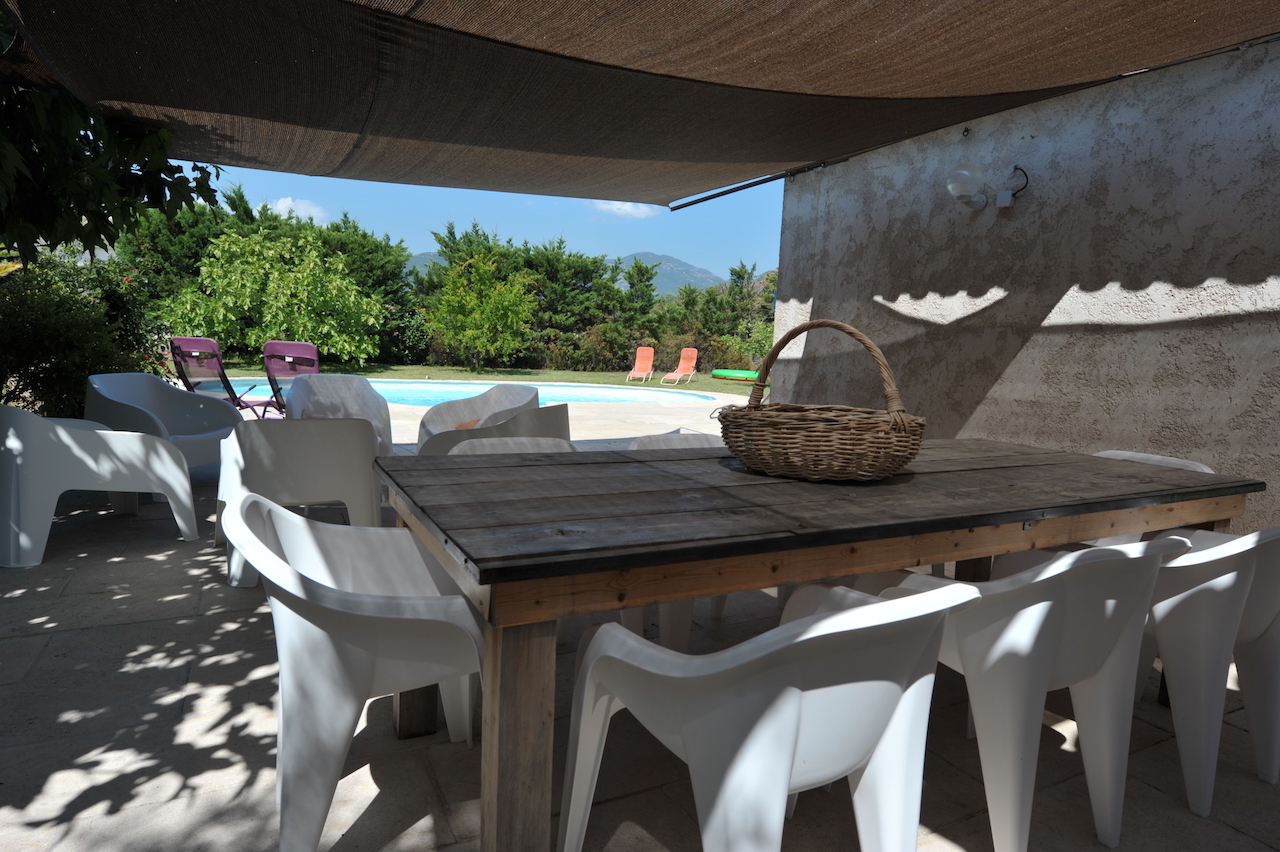 Ste Lucie de Porto-Vecchio: VILLA type 6 avec PISCINE ET COIN CUISINE D'ÉTÉ + STUDIO AMÉNAGÉ. Ste Lucie de Porto-Vecchio: VILLA type 6 avec PISCINE ET COIN CUISINE D'ÉTÉ + STUDIO AMÉNAGÉ.
