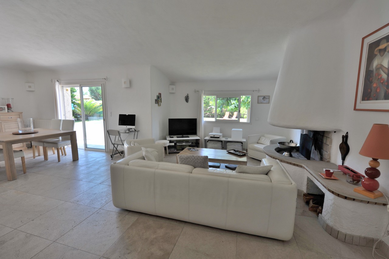 Ste Lucie de Porto-Vecchio: VILLA type 6 avec PISCINE ET COIN CUISINE D'ÉTÉ + STUDIO AMÉNAGÉ. Ste Lucie de Porto-Vecchio: VILLA type 6 avec PISCINE ET COIN CUISINE D'ÉTÉ + STUDIO AMÉNAGÉ.