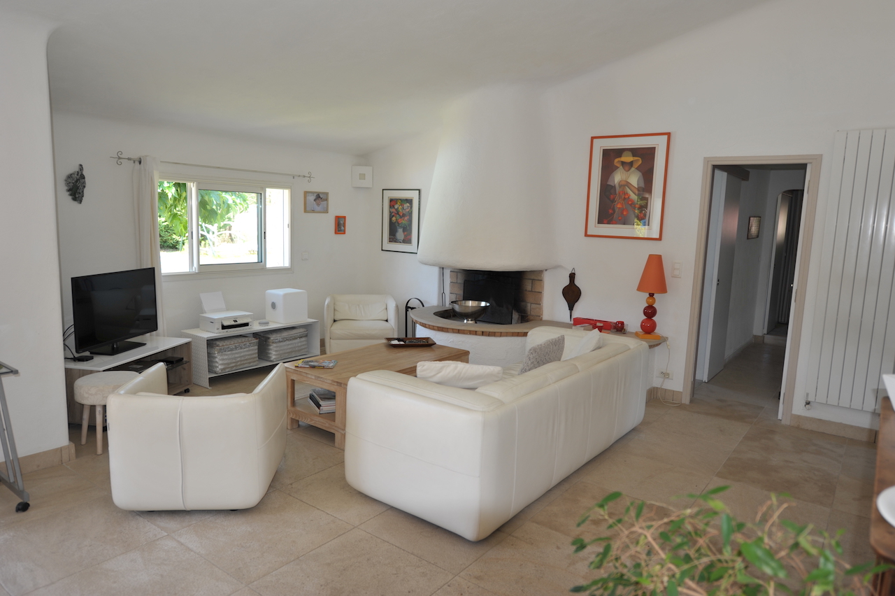 Ste Lucie de Porto-Vecchio: VILLA type 6 avec PISCINE ET COIN CUISINE D'ÉTÉ + STUDIO AMÉNAGÉ. Ste Lucie de Porto-Vecchio: VILLA type 6 avec PISCINE ET COIN CUISINE D'ÉTÉ + STUDIO AMÉNAGÉ.