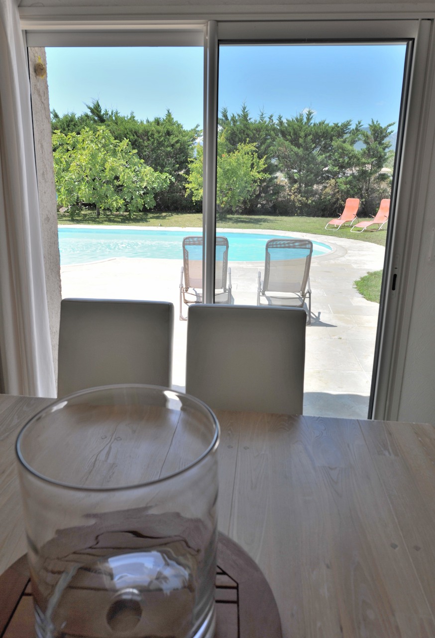 Ste Lucie de Porto-Vecchio: VILLA type 6 avec PISCINE ET COIN CUISINE D'ÉTÉ + STUDIO AMÉNAGÉ. Ste Lucie de Porto-Vecchio: VILLA type 6 avec PISCINE ET COIN CUISINE D'ÉTÉ + STUDIO AMÉNAGÉ.