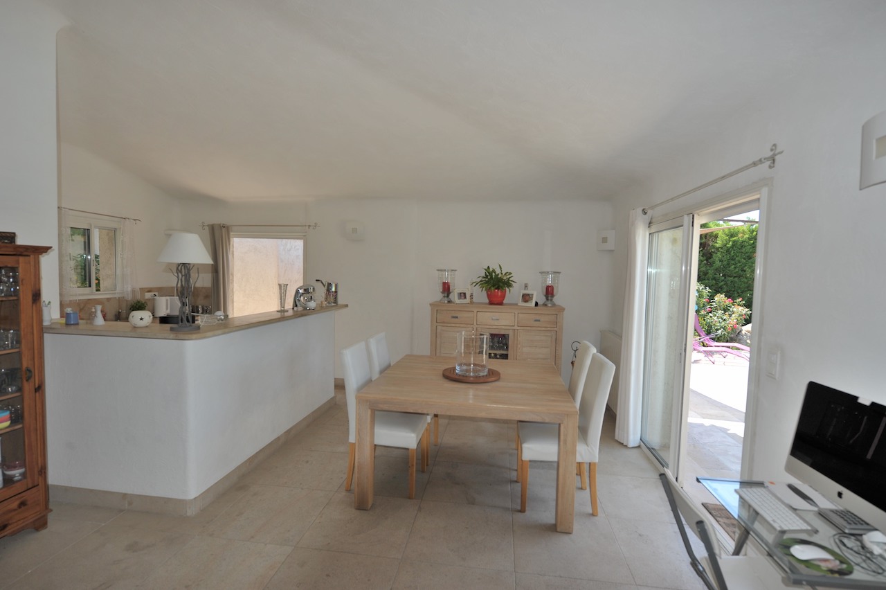 Ste Lucie de Porto-Vecchio: VILLA type 6 avec PISCINE ET COIN CUISINE D'ÉTÉ + STUDIO AMÉNAGÉ. Ste Lucie de Porto-Vecchio: VILLA type 6 avec PISCINE ET COIN CUISINE D'ÉTÉ + STUDIO AMÉNAGÉ.
