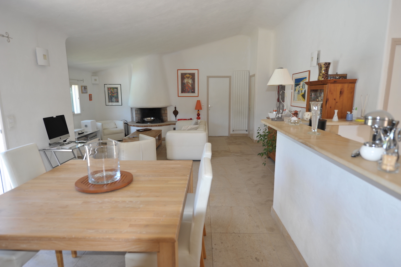 Ste Lucie de Porto-Vecchio: VILLA type 6 avec PISCINE ET COIN CUISINE D'ÉTÉ + STUDIO AMÉNAGÉ. Ste Lucie de Porto-Vecchio: VILLA type 6 avec PISCINE ET COIN CUISINE D'ÉTÉ + STUDIO AMÉNAGÉ.