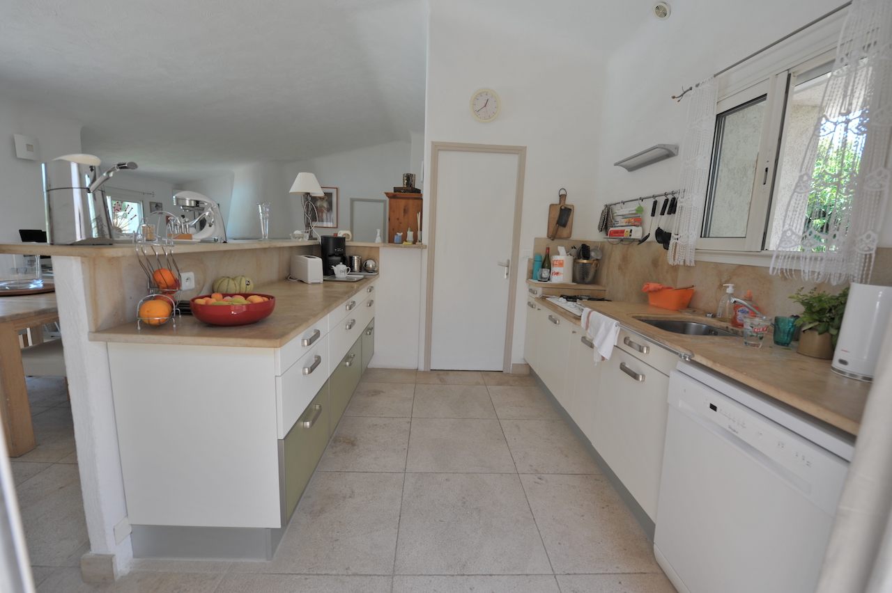 Ste Lucie de Porto-Vecchio: VILLA type 6 avec PISCINE ET COIN CUISINE D'ÉTÉ + STUDIO AMÉNAGÉ. Ste Lucie de Porto-Vecchio: VILLA type 6 avec PISCINE ET COIN CUISINE D'ÉTÉ + STUDIO AMÉNAGÉ.