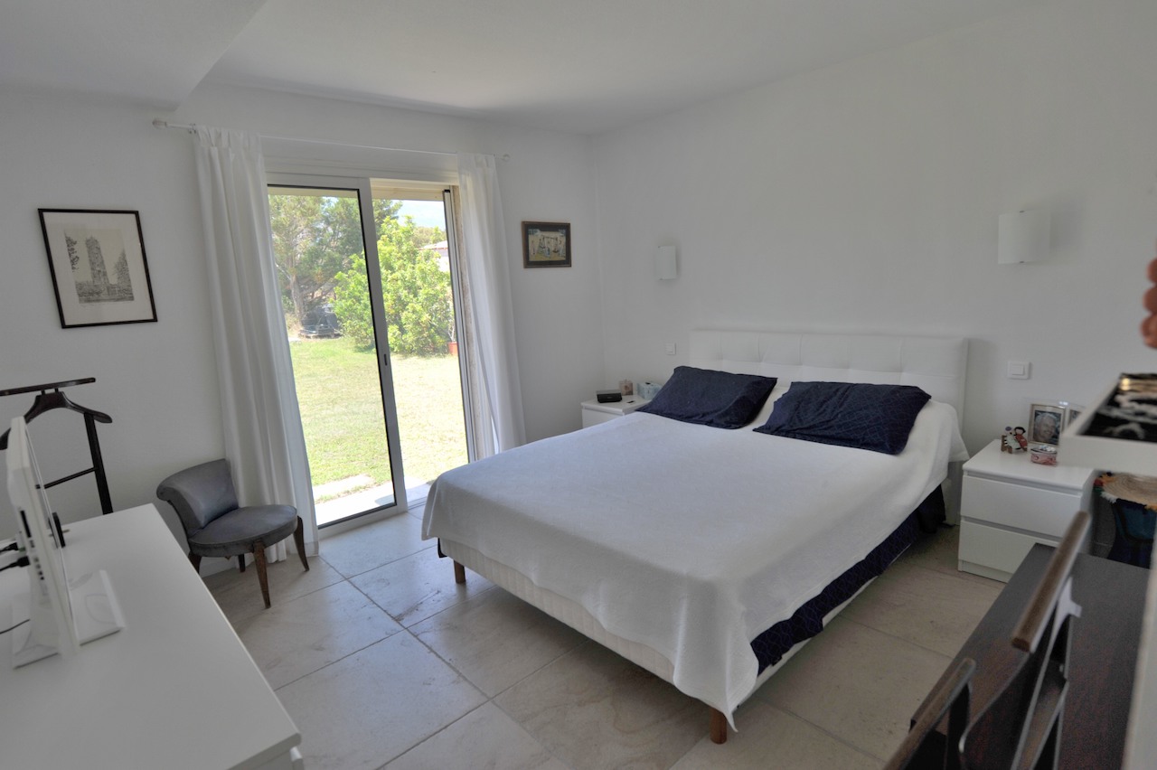 Ste Lucie de Porto-Vecchio: VILLA type 6 avec PISCINE ET COIN CUISINE D'ÉTÉ + STUDIO AMÉNAGÉ. Ste Lucie de Porto-Vecchio: VILLA type 6 avec PISCINE ET COIN CUISINE D'ÉTÉ + STUDIO AMÉNAGÉ.
